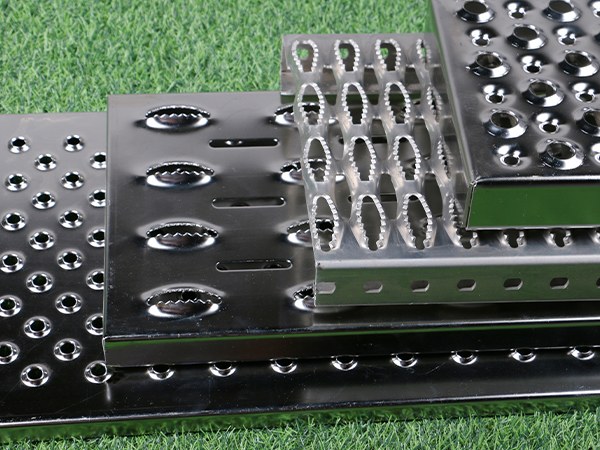 The metal grating features excellent ventilation and drainage capabilities, and its unique surface design provides effective anti-slip properties.